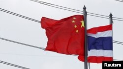 泰國曼谷東部羅勇府泰中羅勇工業區入口處的泰國和中國國旗。 （2016年4月7日）