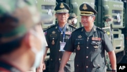 រូបឯកសារ៖ លោក​ឧត្តម​សេនីយ៍​ឯក ហ៊ុន ម៉ាណែត​ មេ​បញ្ជាការ​កង​ទ័ព​ជើង​គោក​កម្ពុជា​ និងជាកូនប្រុសច្បងរបស់លោកនាយករដ្ឋមន្ត្រី ហ៊ុន សែន ចូលរួមពិធីប្រគល់និងទទួលរថយន្តជូនដល់កងយោធពលខេមរភូមិន្ទ និងកងនគរបាលជាតិ នៅរាជធានីភ្នំពេញ ថ្ងៃទី១៨ ខែមិថុនា ឆ្នាំ២០២០។ 