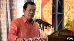 រូបឯកសារ៖ លោក​ នាយក​រដ្ឋមន្ត្រី ហ៊ុន សែន​ ថ្លែង​ទៅកាន់​មហាជន​ ក្នុង​កម្មវិធី​អបអរសាទរ​ការដាក់ប្រសាទ​សំបូរ​ព្រៃគុក​ ក្នុង​បញ្ជីរបេតិកភណ្ឌពិភពលោក​ នៅពហុកីឡាដ្ឋានជាតិអូឡាំពិក, នៅរាជធានីភ្នំពេញ​, នៅថ្ងៃទី​១៧​ ខែកក្កដា ឆ្នាំ​២០១៧។ (អូន​ ឆេងប៉រ/​ VOA)