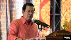 លោក​ នាយក​រដ្ឋមន្ត្រី ហ៊ុន សែន​ ថ្លែង​ទៅកាន់​មហាជន​ ក្នុង​កម្មវិធី​អបអរសាទរ​ការដាក់ប្រសាទ​សំបូរ​ព្រៃគុក​ ក្នុង​បញ្ជីរបេតិកភណ្ឌពិភពលោក​ នៅពហុកីឡាដ្ឋានជាតិអូឡាំពិក នៅរាជធានីភ្នំពេញ​ នៅថ្ងៃទី​១៧​ ខែកក្កដា ឆ្នាំ​២០១៧។ (អូន​ ឆេងប៉រ/​ VOA)