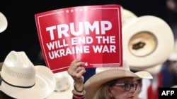 2024年共和黨全國代表大會上，一名德州代表舉著“特朗普將結束烏克蘭戰爭”的標語。隨著特朗普即將回歸白宮，他許下迅速結束俄烏戰爭的承諾將受到檢驗。 (法新社：2024年7月17日)