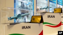 На архівному фото - моделі іранських ракет на стенді виставки у Досі, Катар, 23 березня 2022 р. AP Photo/Lujain Jo