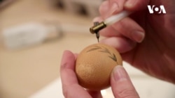 Як американців вчать українського розпису писанок гарячим воском. Відео