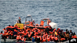 Katika picha hii iliyotolewa na Shirika la Madaktari Wasio na Mipaka, mashua ya mbao iliyojaa kupita kiasi iliyojaa wahamiaji 99 ilisaidiwa na shirika hilo la kibinadamu karibu na pwani ya Libya Novemba 16, 2021.