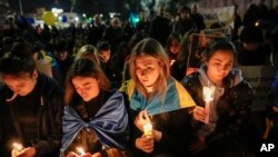 Učesnici anti-ratnog protesta ispred ruske ambasade u Rimu, 24. februara 2023.