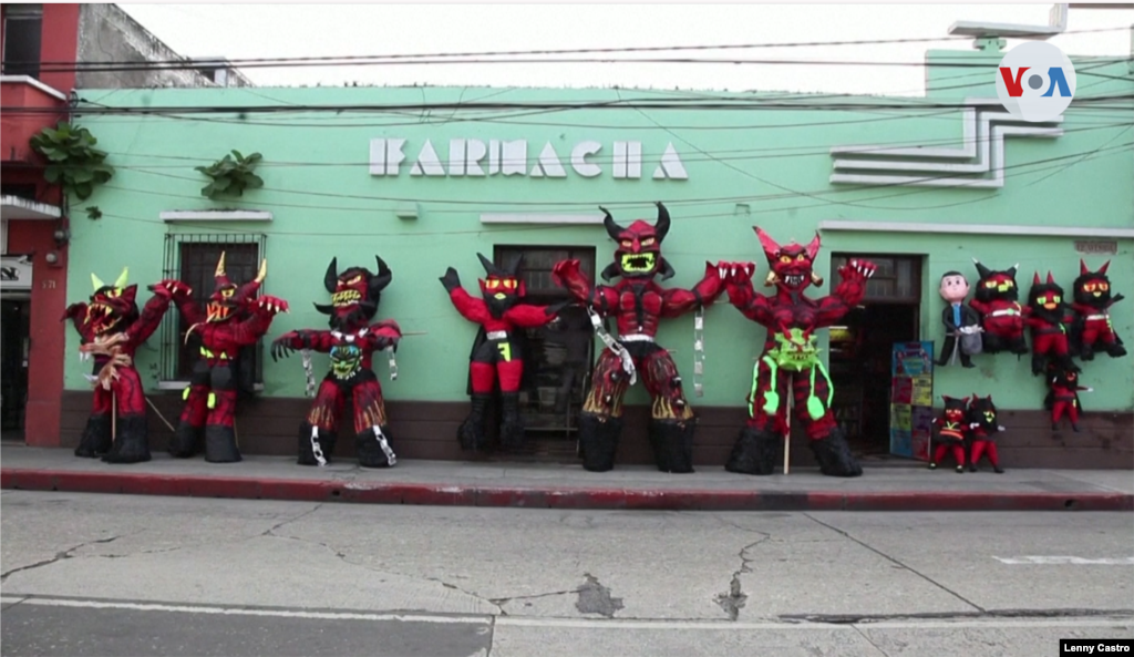 Los juerguistas suelen quemar pequeños demonios hechos de estructura de alambre y decorados con tejido rojo y negro, pero en algunos vecindarios se queman demonios enormes de hasta 11 pies (3.4 metros) de altura y, a veces, vestidos con ropa vieja.