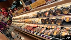 Des plats préparés industriels dans la section prêt-à-manger d'un supermarché à Cincinnati, Ohio, Etats-Unis.