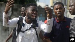 រូបឯកសារ៖ Alister ជា​អ្នកតវ៉ា​ម្នាក់​ដែល​និយាយ​ថា បងប្រុស​របស់ខ្លួន​ឈ្មោះ Emeka បាន​ស្លាប់​ដោយសារ​គ្រាប់​កាំភ្លើង ​ដែល​មិន​បាន​តម្រង់របស់កងកម្លាំង​សន្តិសុខ នៅក្បែរកន្លែង​បង់​ថ្លៃ​ពេល​រថយន្ត​ឆ្លងកាត់​ Lekki ក្នុង​ទីក្រុង Lagos ប្រទេស​នីហ្សេរីយ៉ា កាលពី​ថ្ងៃទី២០ ខែតុលា ឆ្នាំ២០២០។