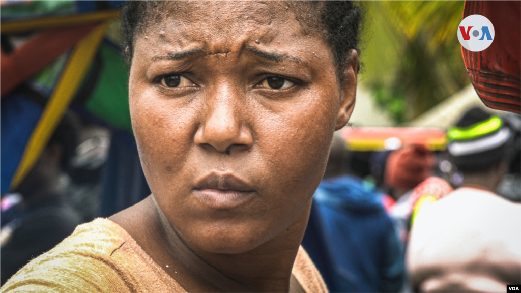 Esta mujer de nacionalidad haitiana vivió por tres años en Santiago de Chile, trabajando en labores de limpieza y tras ahorrar lo suficiente empacó sus maletas con dirección al norte en busca de más oportunidades para ella y su familia.