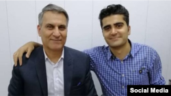تصویری از منوچهر بختیاری (سمت چپ) در کنار فرزند خود پویا بختیاری