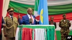 Photo d’archives : le président burundais Pierre Nkurunziza prête serment pour un troisième mandat lors d'une cérémonie au Parlement à Bujumbura - jeudi 20 août 2015.