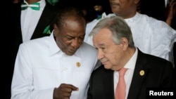 Rais wa Guinea Alpha Conde azungumza na katibu mkuu wa umoja wa mataifa, Antonio Guterres. Addis Ababa,Ethiopia. Jan. 28, 2018.