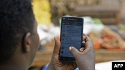 Raia wa Uganda akijaribu kutumia mtandao wa kijamii wa Whatsapp.