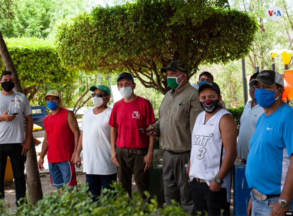 Dirigentes de los transportistas en el parque de Rivas esperan por una solución rápida a su situación.