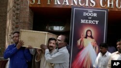 تشییع جنازه ساحیل پرویز که در حمله بمب گذاری در لاهور کشته شد