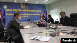 តំណាង​ស្ថានទូត​អូស្រ្តាលី​ប្រចាំ​នៅ​កម្ពុជា លោក Luke Arnold (ឆ្វេង) ជួបប្រជុំ​ជាមួយ​គណៈកម្មាធិការ​សិទ្ធិ​មនុស្ស​កម្ពុជា នៅ​រាជធានី​ភ្នំពេញ​ កាលពី​ថ្ងៃចន្ទ ទី១៤ ខែមិថុនា ឆ្នាំ២០២១។ (រូបថត​ពី​ Facebook/Australian Embassy, Cambodia) 