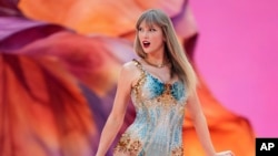 ARCHIVO - Taylor Swift se presenta en el estadio de Wembley como parte de su Eras Tour el viernes 21 de junio de 2024 en Londres