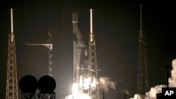 El cohete Falcon 9 de SpaceX, con el satélite de la misión PACE de la NASA a bordo, despega del Complejo de Lanzamiento Espacial 40, en Cabo Cañaveral, Florida, el 8 de febrero de 2024. 