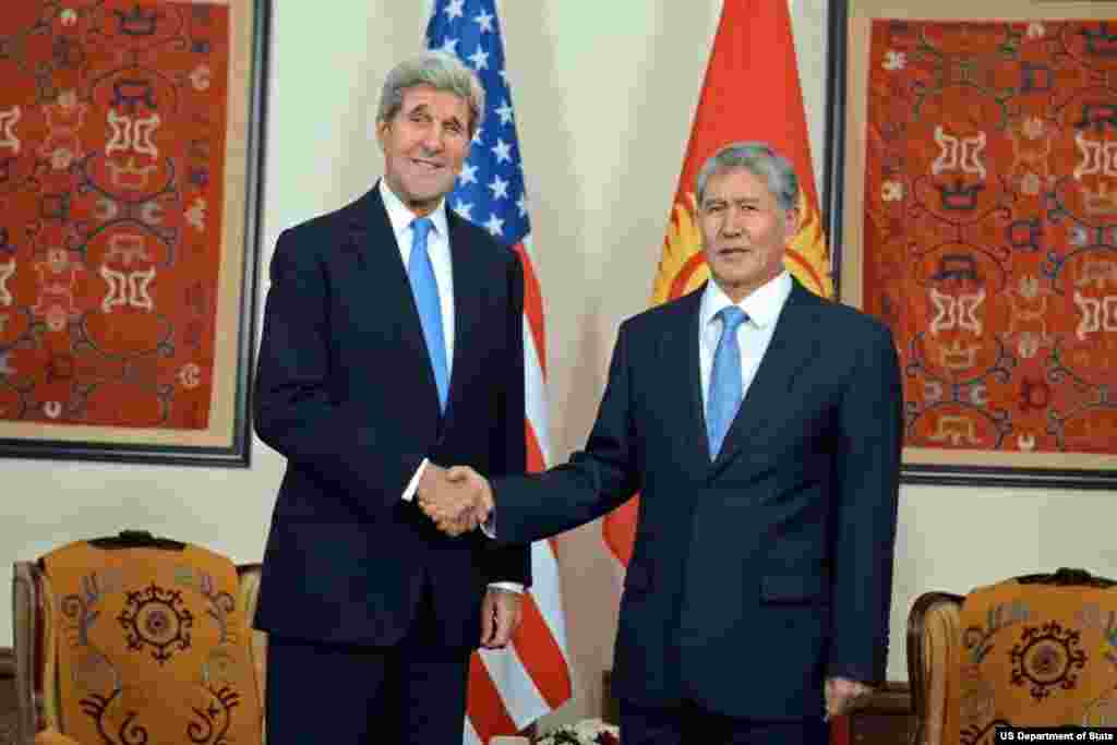 AQSh Davlat kotibi Jon Kerri Qirg'iziston Prezidenti Almazbek Atambayev bilan, Bishkek, 31-oktabr 2015