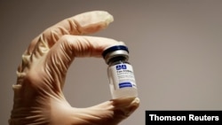 Seorang tenaga medis memegang botol vaksin Sputnik V di Moskow, Rusia. (Foto: Reuters)