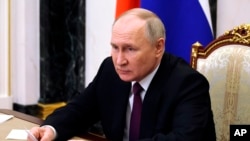 Президент Росії Володимир Путін в Москві, 20 грудня 2023 р. Путін вже не вперше намагається подати заходу сигнал, що він готовий домовлятися про припинення війни в Україні. (Фото: Михайло Климентьєв, Sputnik через AP)