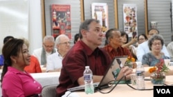 លោក William Heidt ឯកអគ្គរដ្ឋ​ទូតអាមេរិក​ប្រចាំ​ប្រទេស​កម្ពុជា និង​ភរិយា​ អ្នកស្រី Sotie Heidt ក្នុង​ជំនួប​ក្រៅ​ផ្លូវ​ការ​មួយ​ជាមួយ​ពលរដ្ឋ​ខ្មែរ​ អាមេរិកាំង​​នៅ​វត្ត​ពុទ្ធិការាម រដ្ឋ​ Maryland នៅ​ថ្ងៃទី២៣ ខែ​កក្កដា ឆ្នាំ២០១៧។ (ណឹម សុភ័ក្រ្តបញ្ញា/VOA) 