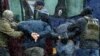 Arhiva - Pripadnici snaga bezbednosti privode dvojicu učesnika opozicionog protesta protiv policijske brutalnosti i osporenih rezulata predsedničkih izbora u Minsku, 29. novembra 2020.