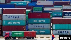 រូបឯកសារ៖ រថយន្ត​ដឹកទំនិញ នៅ​កំពង់ផែ​ទឹកជ្រៅ Yangshan ក្នុង​ទីក្រុង​សៀងហៃ​នៃ​ប្រទេស​ចិន នៅ​ថ្ងៃទី៦ ខែសីហា ឆ្នាំ២០១៩។