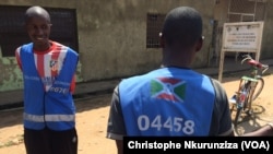 Des propriétaires de vélos dans les rues de la capitale Bujumbura, au Burundi, le 28 novembre 2016. (VOA/Christophe Nkurunziza)