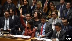 Balozi wa Marekani katika Umoja wa Mataifa Nikki Haley (kati) akipiga kura juu ya rasimu ya azimio iliyoandaliwa na Russia Jumanne katika hatua ya uchunguzi wa matumizi ya silaha za kemikali huko Syria kwenye Umoja wa Mataifa, New York, Aprili 10, 2018.