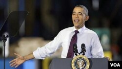 Obama habla sobre empleos en la industria manufactura en una planta en Cedar Rapids, Iowa.