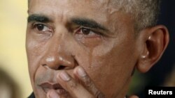 Barak Obama rahbarlikka kelganidan beri kamida 16 marta Oq uydan turib, otishmada o'lganlarning yaqinlariga ta'ziya bildirgan.