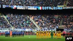 Les joueurs de l'Inter Milan et du Hellas Vérone observent une minute de silence lors d'un match de Serie A, Italie, le 31 octobre 2018