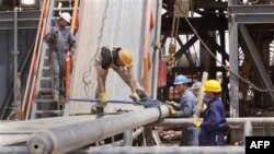 Iroqlik ishchilar Basra yaqinidagi Zubayr neft konida, 15-may, 2011-yil.