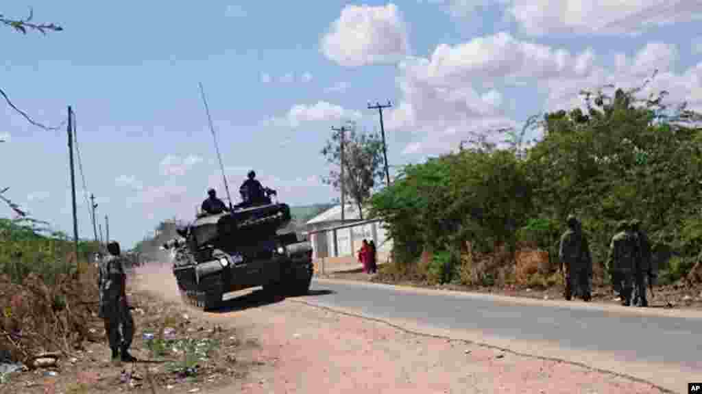 Kifaru cha jeshi la Kenya katika barabara kuelekea chuo cha Garissa