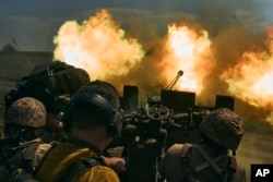 Arhiva - Ukrajinski vojnici ispaljuju granate na ruske snage nedaleko od Bahmuta, u regionu Donjecka, 15. maja 2023.
