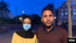 Zainab y Nasim, un joven matrimonio afgano, se encuentra en Barcelona, España, después de escapar de Afganistán. [Foto: VOA/Julia Riera]