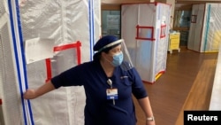 Medicinska sestra na ulazu u bolničku sobu u kojoj se nalaze pacijenti oboleli od koronavirusa u medicinskom centru u Oksnardu, u Kaliforniji, 9. jul 2020. (Foto: Rojters/Sandra Stojanovic)