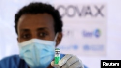 Une infirmière présente le vaccin AstraZeneca/Oxford dans le cadre du programme COVAX contre la maladie à coronavirus (COVID-19) à l'hôpital général Eka Kotebe à Addis-Abeba, en Éthiopie. 