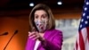 La presidenta de la Cámara de Representantes de EE.UU., Nancy Pelosi, habla con periodistas el 7 de enero de 2020, un día después de que simpatizantes del presidente Donald Trump asaltaron el Capitolio en Washington. 