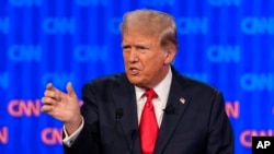 បេក្ខជន​ប្រធានាធិបតីលោក​ Donald Trump ថ្លែង​នៅ ក្នុង​ការជជែក​ដេញដោលជាមួយ​លោក​ប្រធានាធិបតី​ Joe Biden កាលពីថ្ងៃព្រហស្បតិ៍​ទី២៧ មិថុនា​ ឆ្នាំ២០២៤​នៅ​ទីក្រុង Atlanta​(AP Photo/Gerald Herbert)