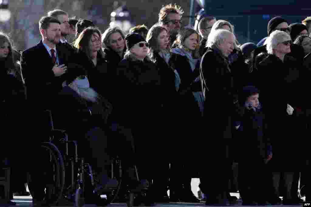 Membros da família Carter observam os restos mortais do seu pai, o ex-Presidente Jimmy Carter, a sair do Capitólio dos EUA para o funeral de Estado na Catedral Nacional de Washington, em Washington, a 9 de janeiro de 2025.