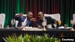 Presidentes de Moçambique, Filipe Nyusi (esq) e do Ruanda, Paul Kagame, 18 de Julho de 2018