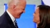 La senadora demócrata Kamala Harris y el exvicepresidente de EE.UU. Joe Biden, sonríen al llegar a la segunda noche del segundo debate presidencial demócrata de 2020, el 31 de julio de 2020.