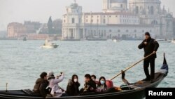 Las mascarillas son la orden del día para protegerse del coronavirus. En la foto, en Venecia, Italia, turistas con mascarilla navegan por los canales, el 31 de enero de 2020..