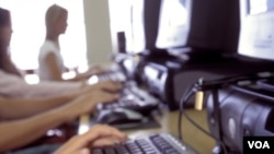 Uno de los proyectos consiste en una llamada de pánico que la gente puede utilizar para eliminar rápidamente una lista de contactos.