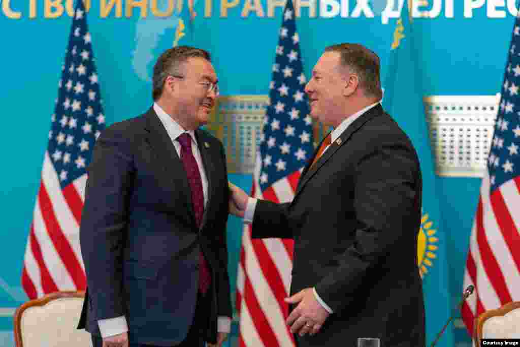 2-fevral kuni AQSh Davlat kotibi Mayk Pompeo Nur-Sultonda Qozog'iston Prezident Qosim-Jo'mart Tokayev, Tashqi ishlar vaziri Muxtor Tleuberdi bilan muloqot qildi. Pompeo Ameriika elchixonasida ham bo'ldi. Uyg'ur oilalar bilan ham uchrashdi. AQSh Qozog'iston va qo'shni davlatlarni Xitoyga biror uyg'urni topshirmaslikka chaqirmoqda.