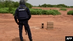 Un policier nigérien monte la garde dans la réserve de Kouré, à environ 60 km de Niamey le 21 août 2020.