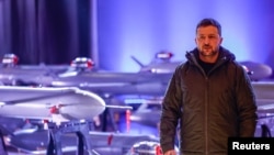 烏克蘭總統澤連斯基2024年12月6日在基輔查看烏克蘭製造的“地獄”(Peklo)新型無人機導彈。