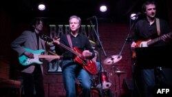 Держсекретар США Ентоні Блінкен виконує Rockin' in the Free World з учасниками групи The 1999" у барі Barman Dictat, в Києві, 14 травня 2024 року.